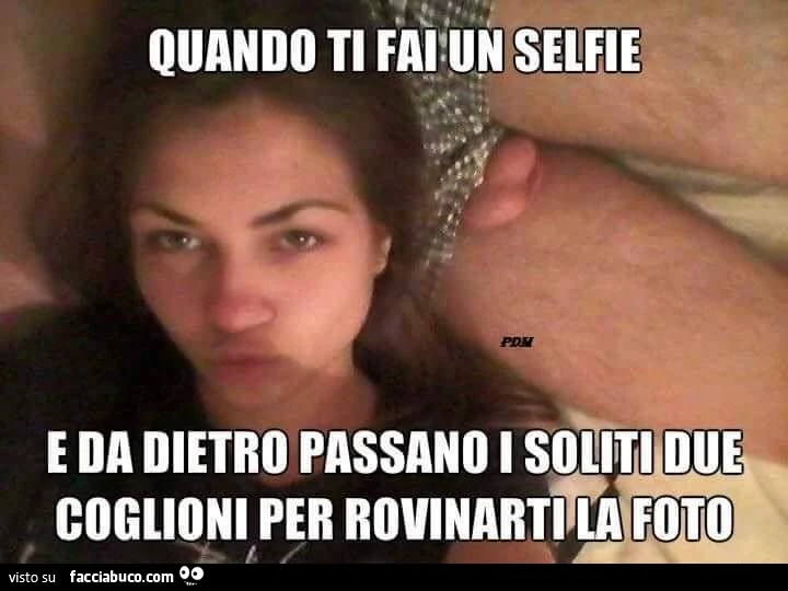 Quando ti fai un selfie e da dietro passano i soliti due coglioni per rovinarti la foto