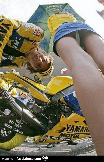Valentino rossi si fa un selfie