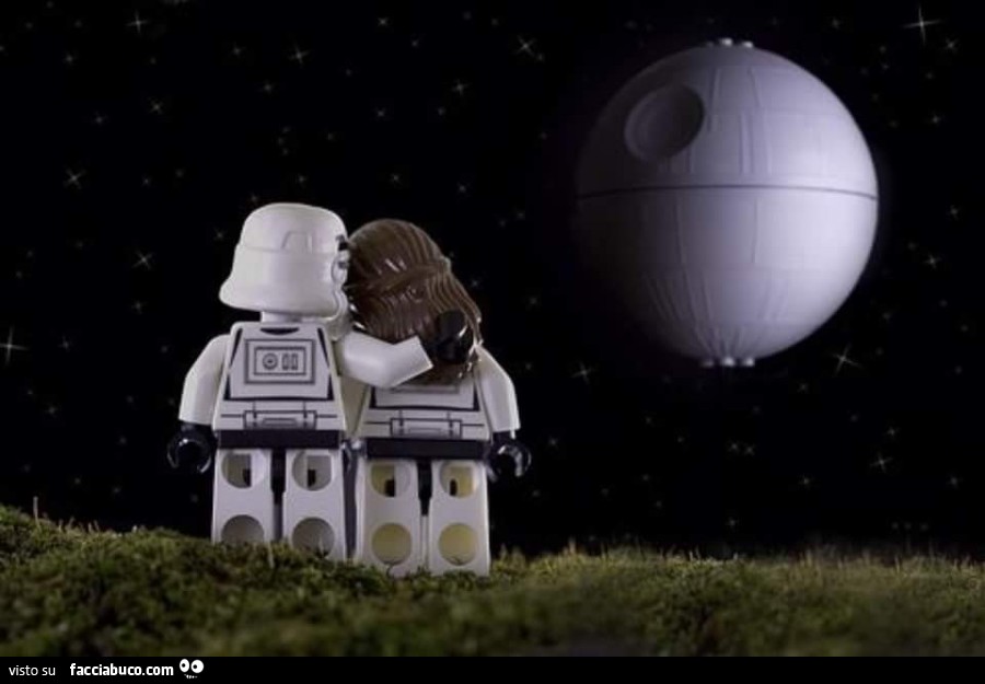I pupazzetti Lego di Star Wars guardano la Morte Nera come fosse la luna