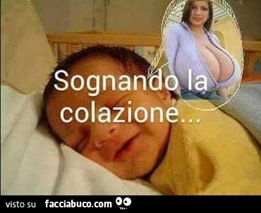 Neonato dorme felice e sorridente. Sognando la colazione