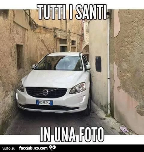 Automobile incastrata su stradina di paese. Tutti i Santi in una foto