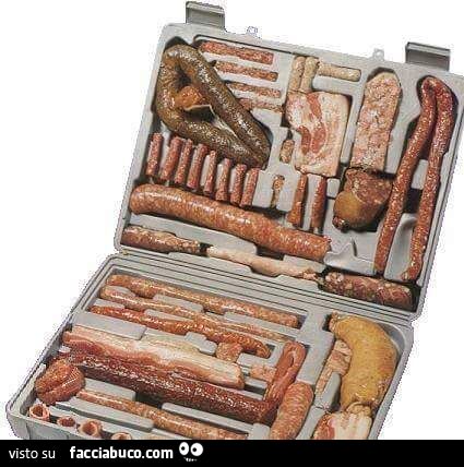 Valigia degli attrezzi piena di carne