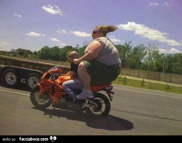 Ragazza cicciona su una moto