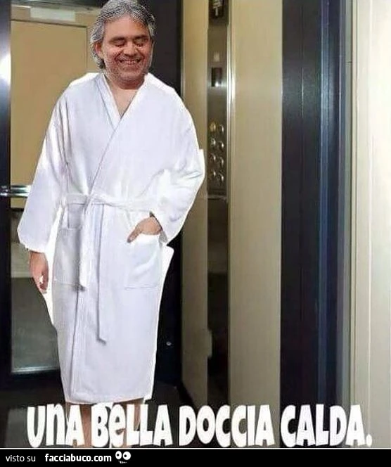 Una bella doccia calda. Andrea Bocelli in ascensore