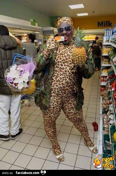 Uomo vestito da leopardo fa la spesa