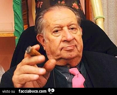 Tinto Brass con il sigaro in mano