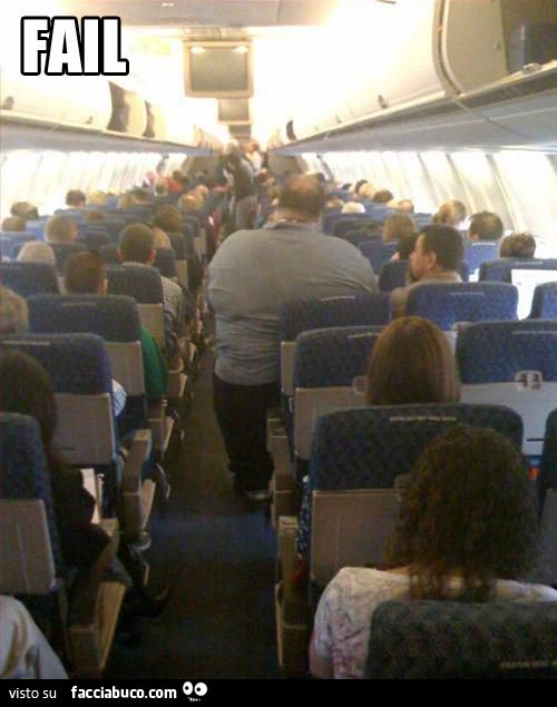 uomo grasso non entra nel sedile dell'aereo