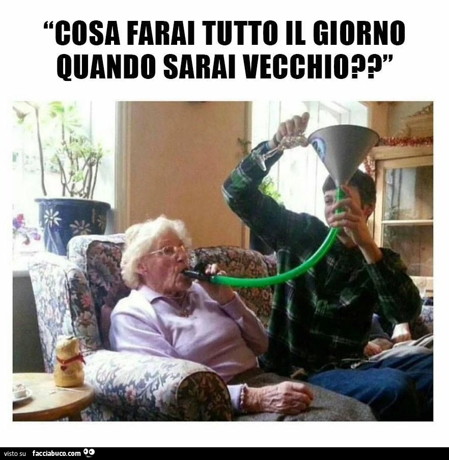 Cosa farai tutto il giorno quando sarai vecchio. Anziana beve alcool da un tubo legato ad un imbuto