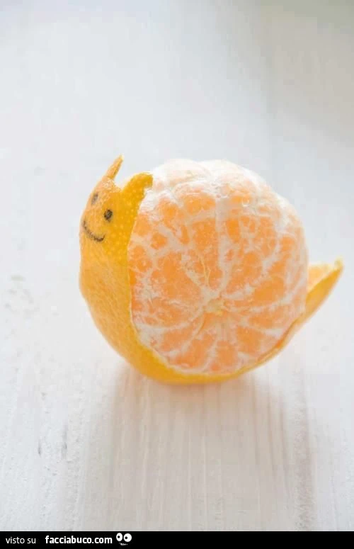 arancio sbucciato in modo creativo