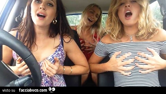 Tre ragazze in macchina si strizzano le tette