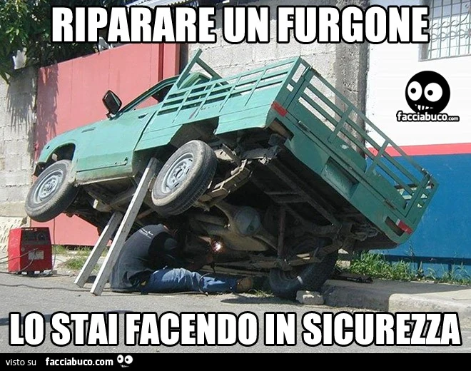 Riparare un furgone. Lo stai facendo in sicurezza