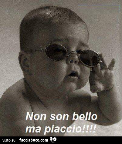Neonato con gli occhiali da sole: non son bello ma piaccio