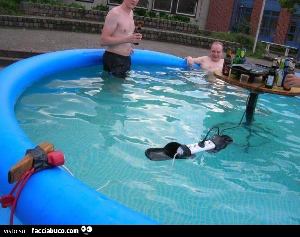 pericolo in piscina presa elettrica mantenuta a galla da pantofole