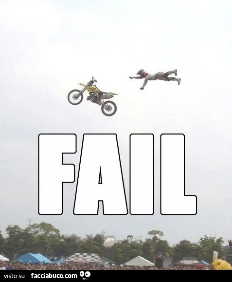 salta con la moto e gli scappa via