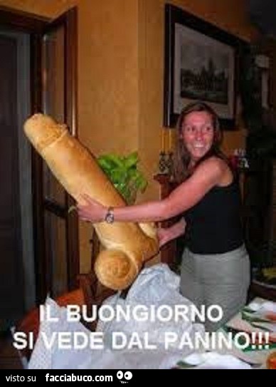 Pane gigante a forma di cazzo. Il buongiorno si vede dal panino