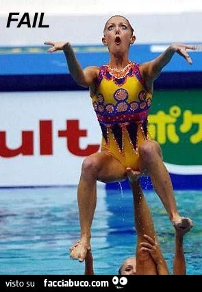 calcio nella patonza durante gli esercizi di ginnastica ritmica acquatica epic fail