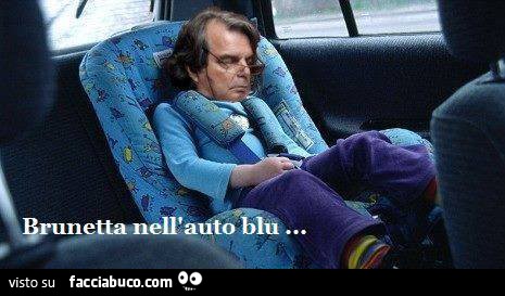 Renato Brunetta dorme sul seggiolino macchina per bimbi
