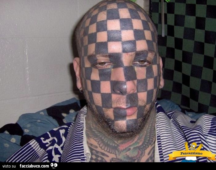 Faccia tatuata a scacchiera