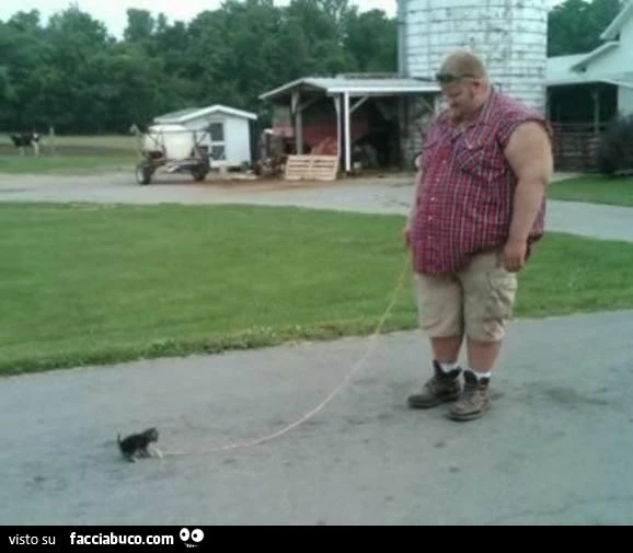 uomo enorme con cucciolo minuscolo