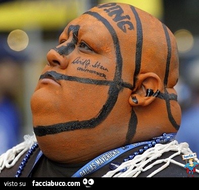 Uomo con la testa uguale al pallone da basket