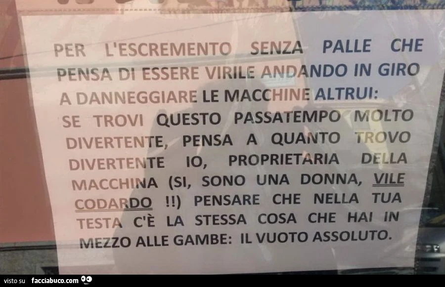 Cartello contro un vigliacco che danneggia auto