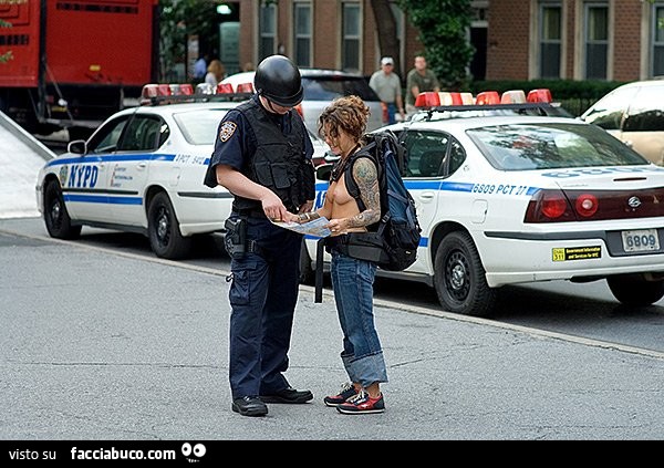 Turista con le tette di fuori chiede indicazioni stradali a un poliziotto di New York