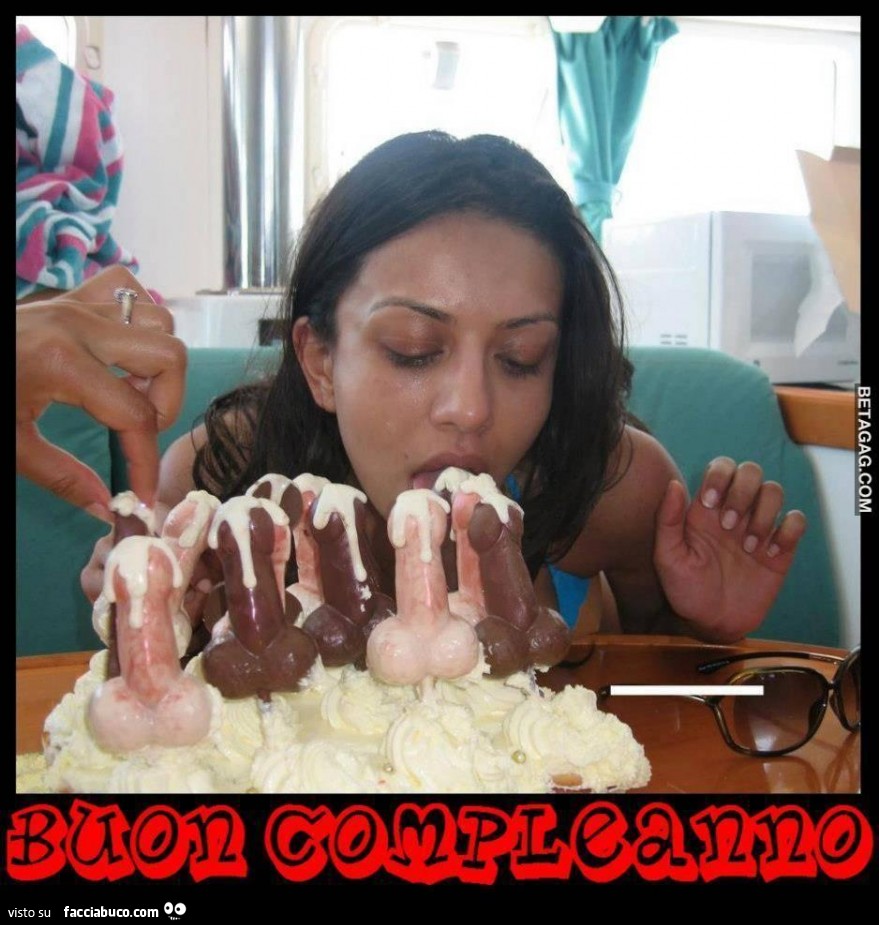 Torta piena di cazzi di cioccolato e crema. Buon compleanno