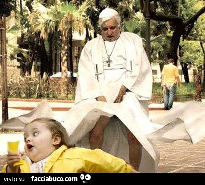 Al Papa Benedetto XVI gli si alza la veste con il vento e la bimba scappa per la paura