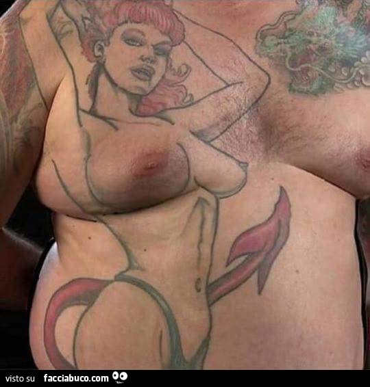 Tatuaggio di donna nuda su corpo maschile
