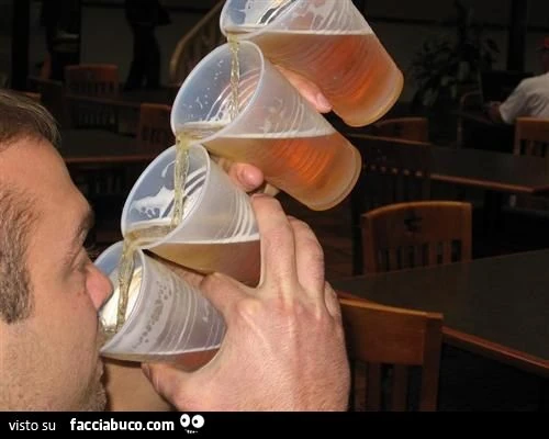 ragazzo beve birra da 4 bicchieri assieme