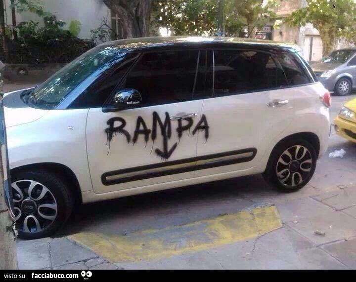 Rampa scritto sulla carrozzeria della macchina. Così impara
