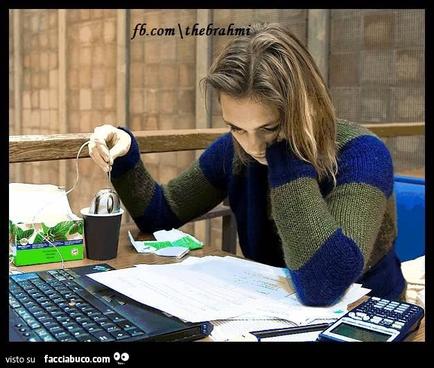 ragazza intenta a studiare mouse in acqua al posto della tisana