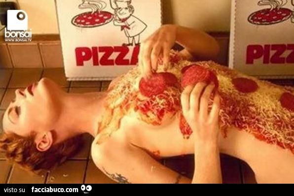 Donna nuda con la pizza sul corpo