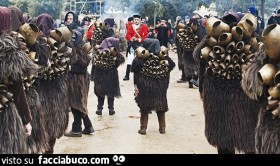I minions sfilano al carnevale sardo con vestito da mamutones