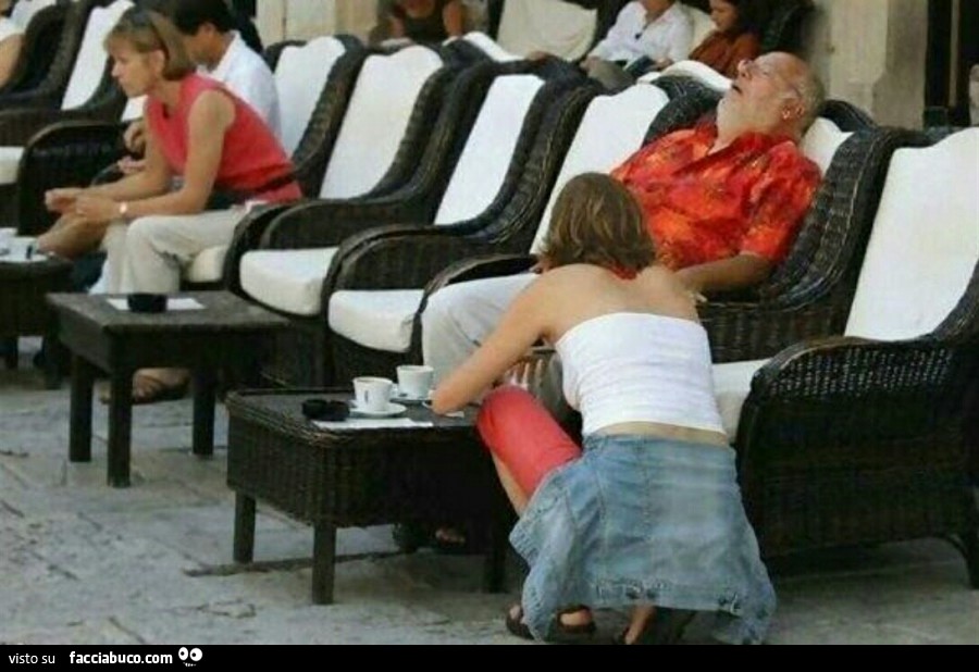 Donna Chinata Vicino Vecchio Che Dorme Illusione Ottica Del Pompino Facciabuco Com