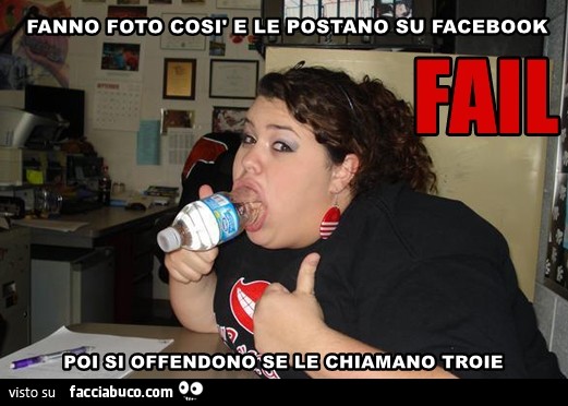 Bottiglia in bocca. Fanno foto così e le postano su Facebook. Poi si offendono se le chiamano troie