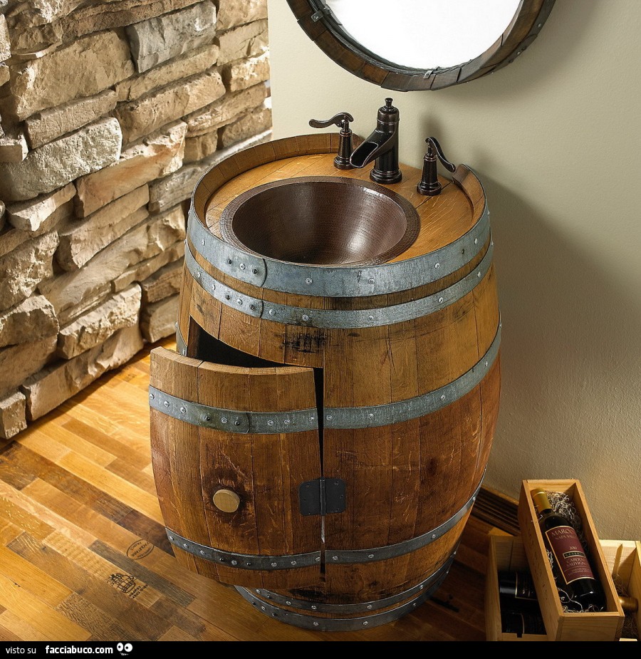 Lavabo incastonato dentro botte di legno