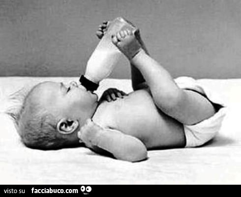 neonato si allatta da solo con biberon tenuto con i piedi