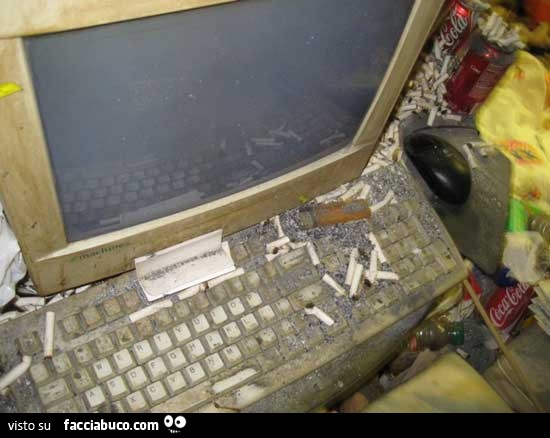Computer usato come posacenere