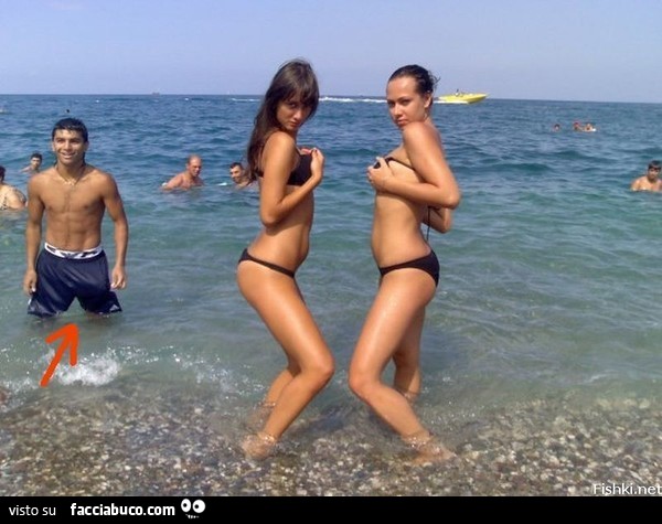 Ragazze si fanno una foto provocante al mare e un ragazzo si eccita