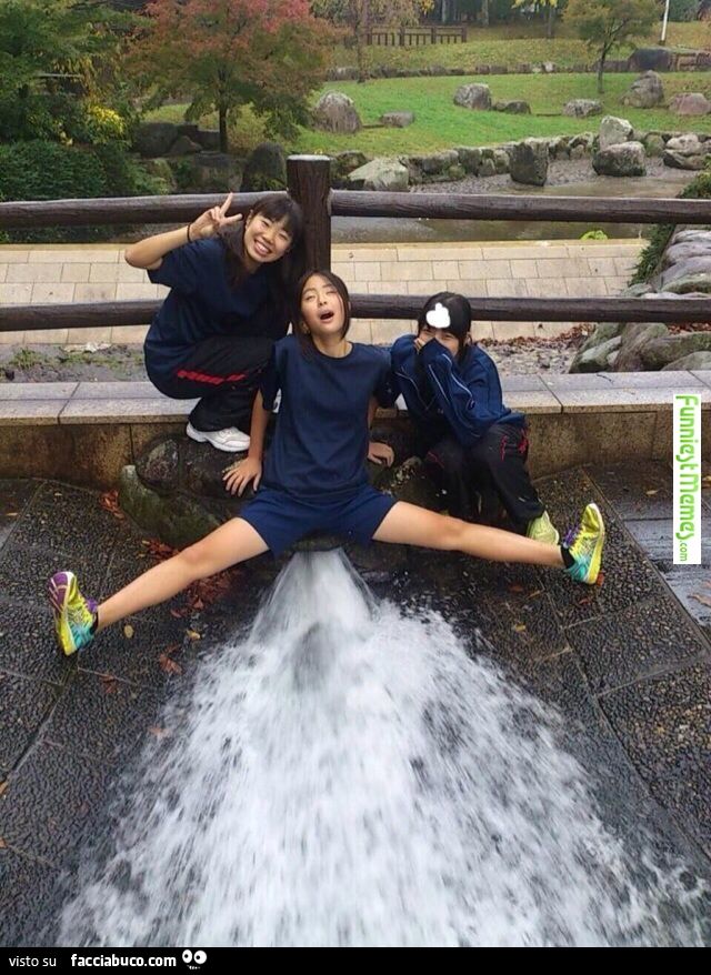 Ragazza seduta sulla fontana a gambe divaricate... effetto ottico divertente