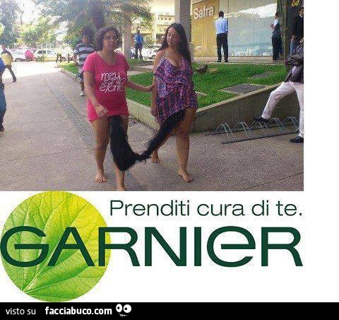 Ragazze con capelli lunghissimi che passano sotto i loro vestiti e legati assieme. Prenditi cura di te. Garnier