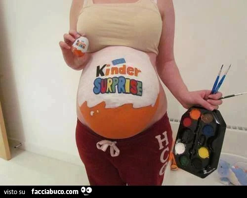donna incinta kinder sorpresa