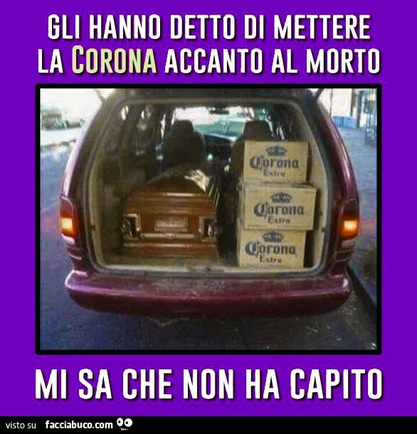 Gli hanno detto di mettere la corona accanto al morto. Mi sa che non ha capito