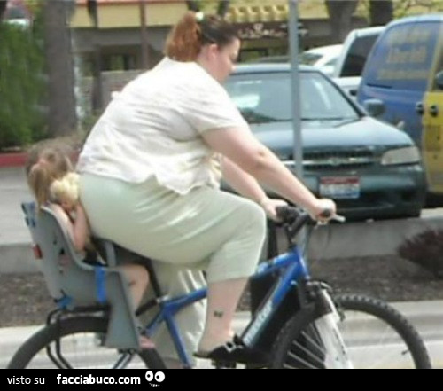 La grassona in bicicletta schiaccia la figlia con il suo culone