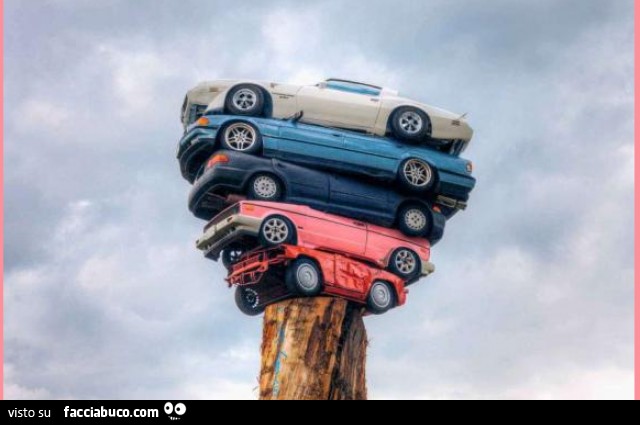 Macchine impilate su un palo