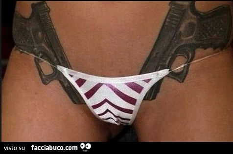 Pistole tatuate sui fianchi di una sexy ragazza