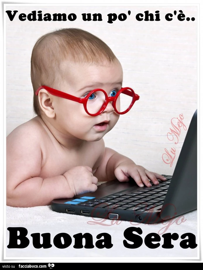 Bimbo al computer: vediamo un po' chi c'è. Buona sera