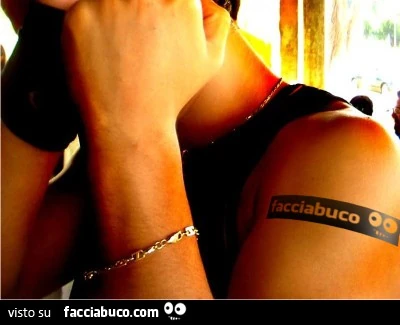 Si stampa il logo di facciabuco sul braccio