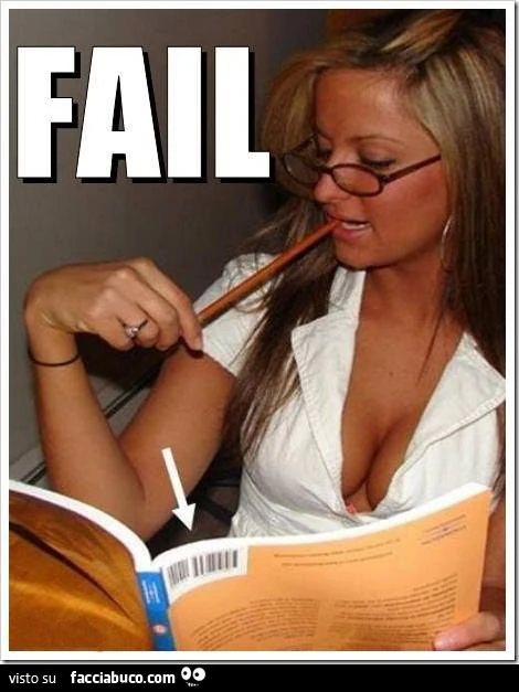 ragazza sexy fa finta di leggere ma si scorda il libro al contrario